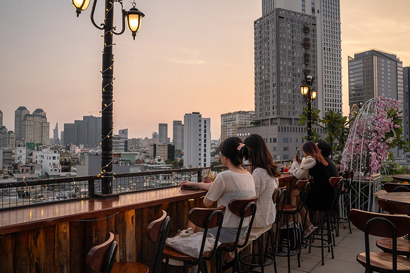 ngắm hoàng hôn tại Vi Vu Rooftop