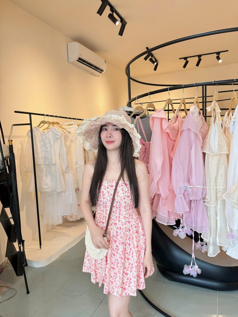 Không gian cho thuê đồ tại MoMang Phan Thiết với váy maxi, váy vintage và phụ kiện du lịch.”
