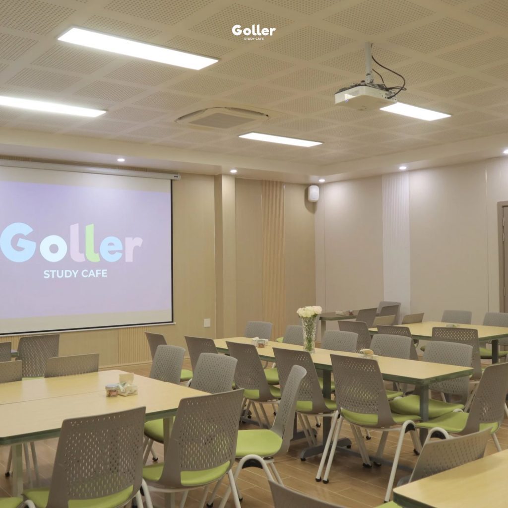 Goller Study Cafe Long Xuyên - Không gian trình chiếu  buổi workshop