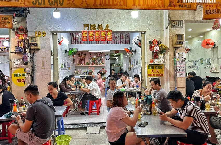  Càn Quét Quận 5 Với 200k: Từ Sủi Cảo Hà Tôn Quyền Đến Chè Cột Điện “Huyền Thoại”